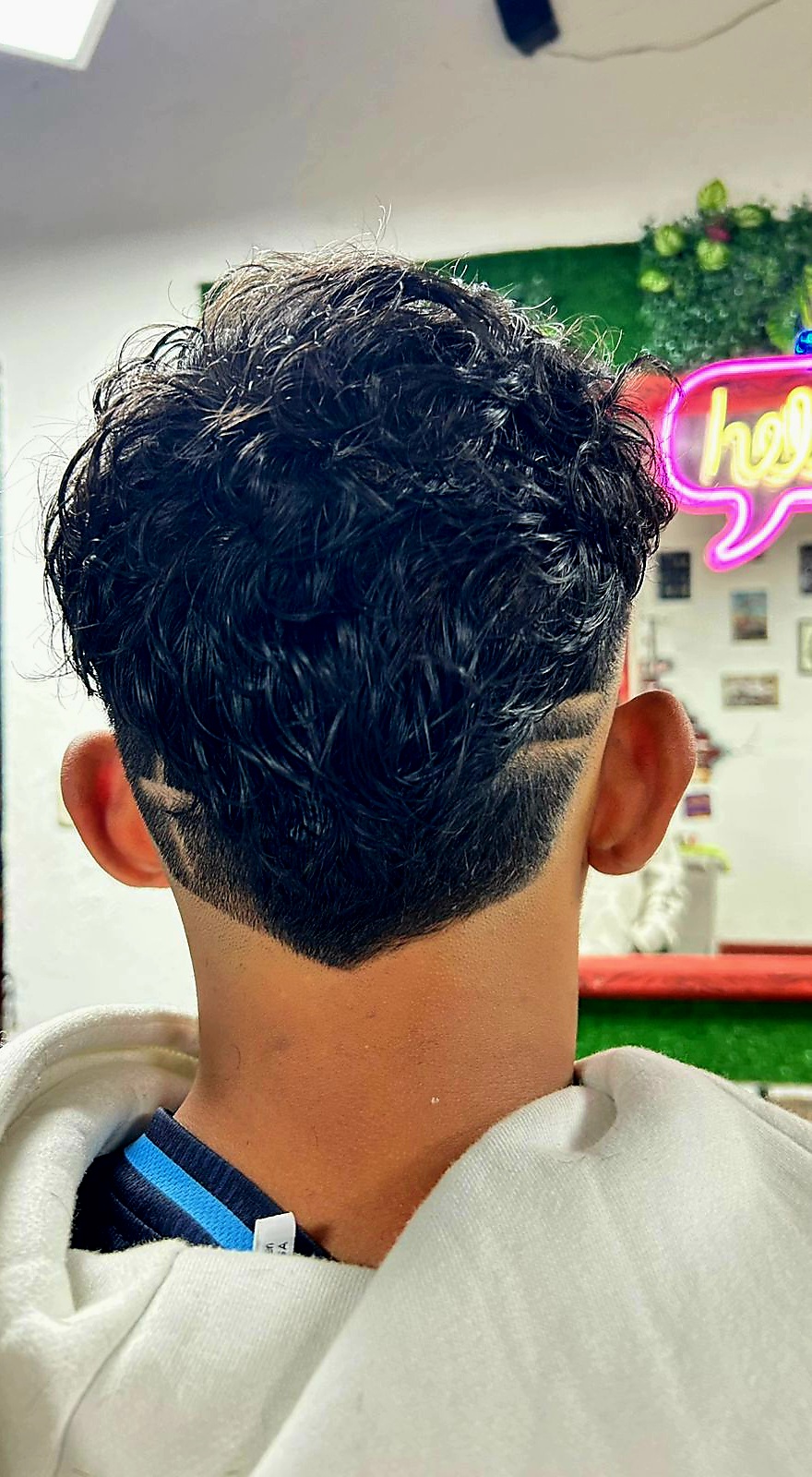 Diseño de líneas en la nuca realizado en Rocky&Chely