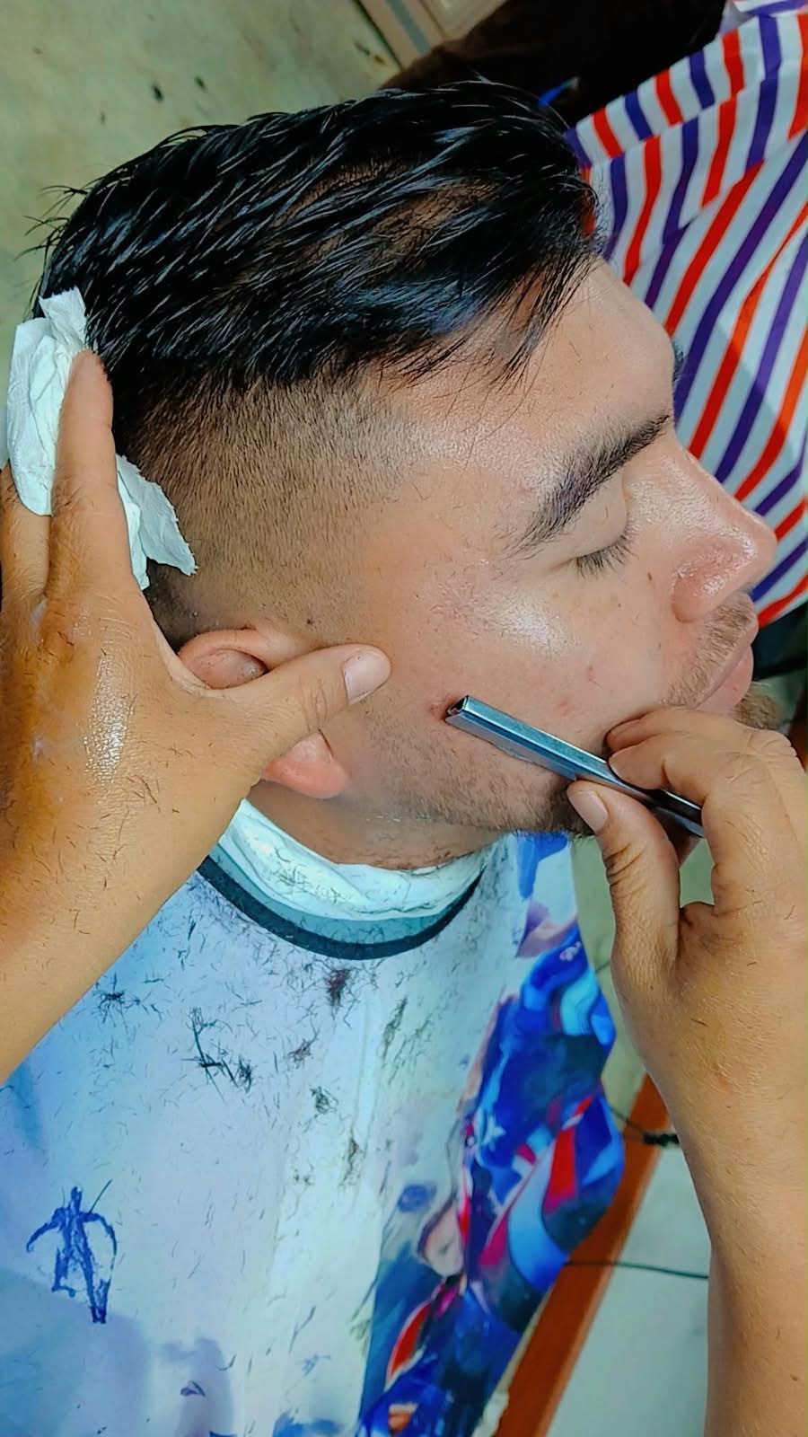 Afeitado con navaja realizado en Rocky&Chely