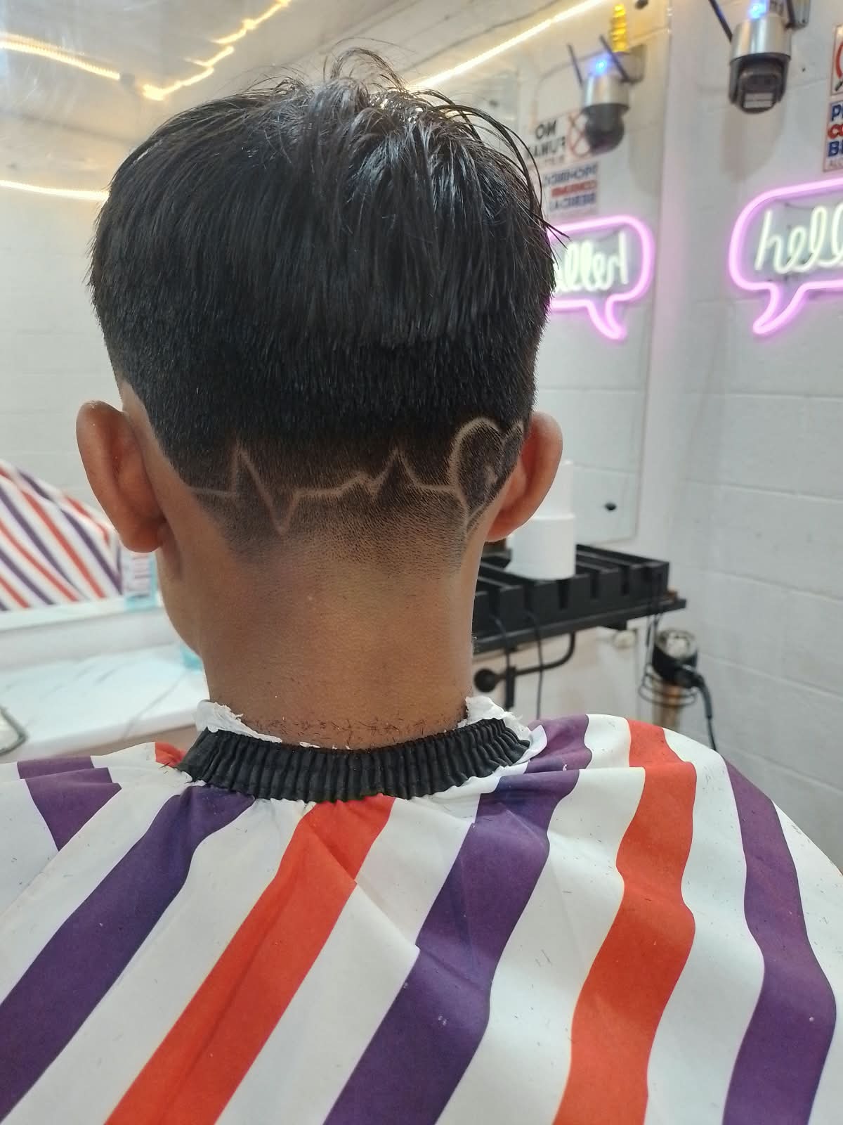 Diseño de líneas en la nuca realizado en Rocky&Chely