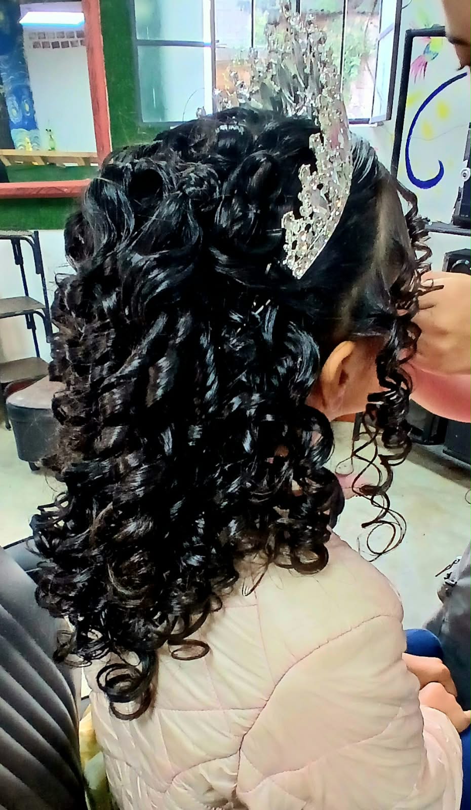 Peinado de rizos con corona realizado en Rocky&Chely